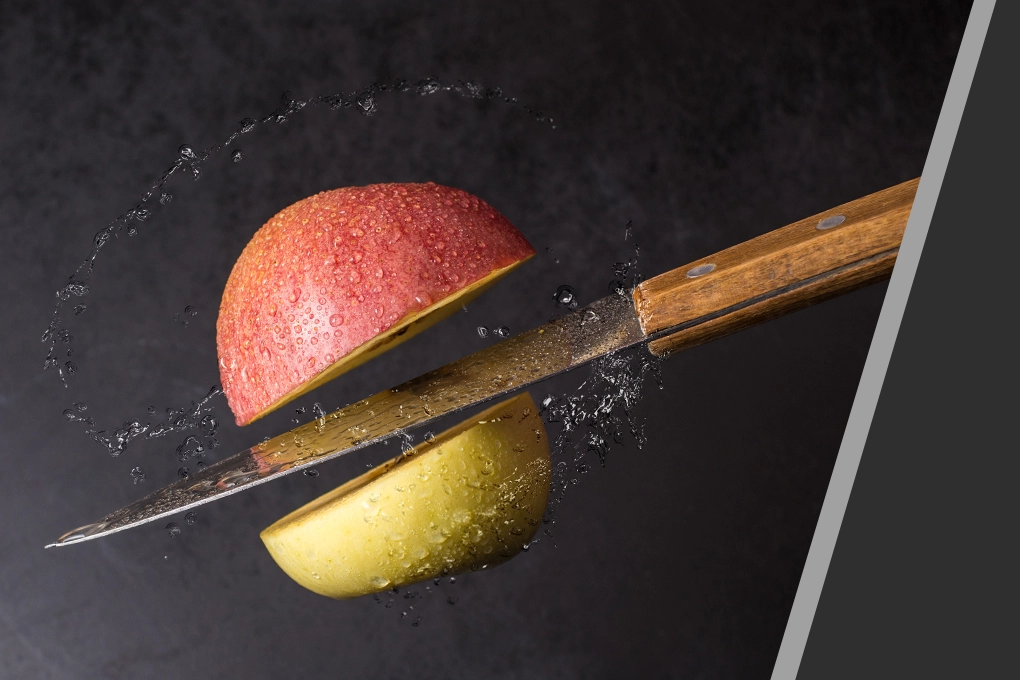 Messer schneidet Apfel